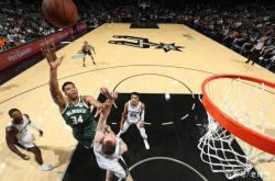 LOL赛事-福建队碾压雄鹿，高诗岩刷新纪录