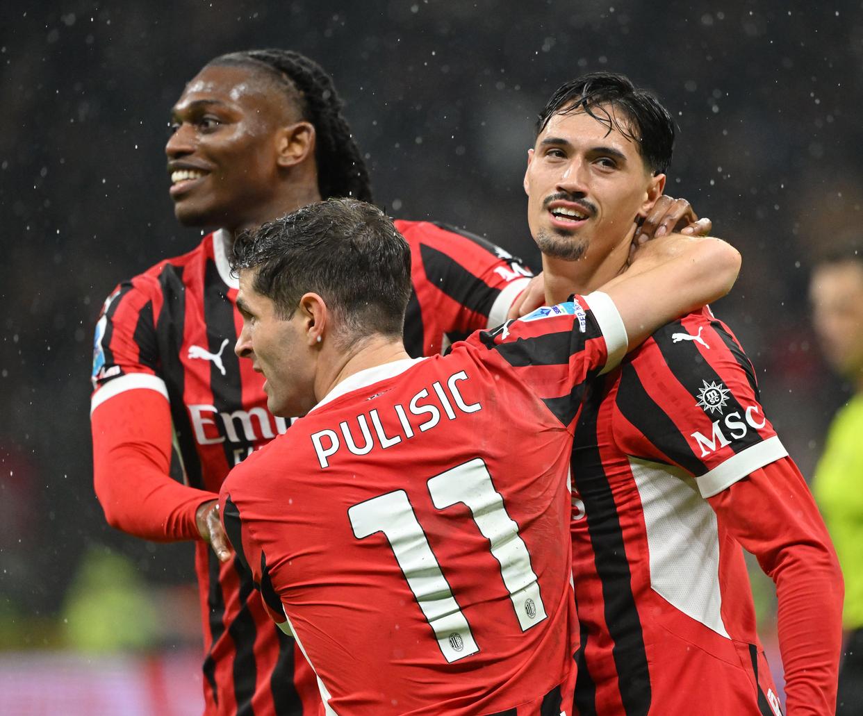 包含曼联险胜AC米兰，惊险晋级的词条