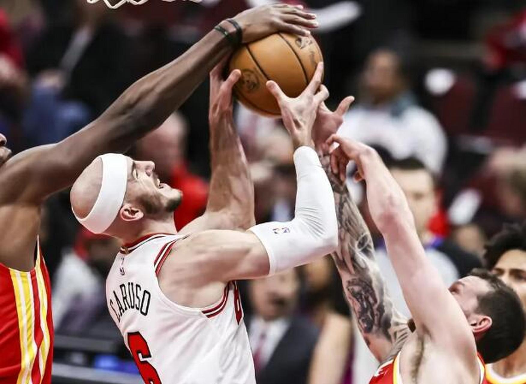 公牛轻取广州队，拉文高光表现