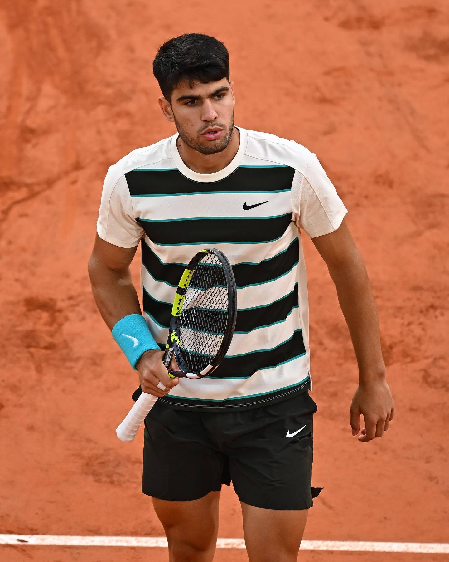 包含ATP总决赛逆转法网，阿尔卡拉斯惊艳四座的词条