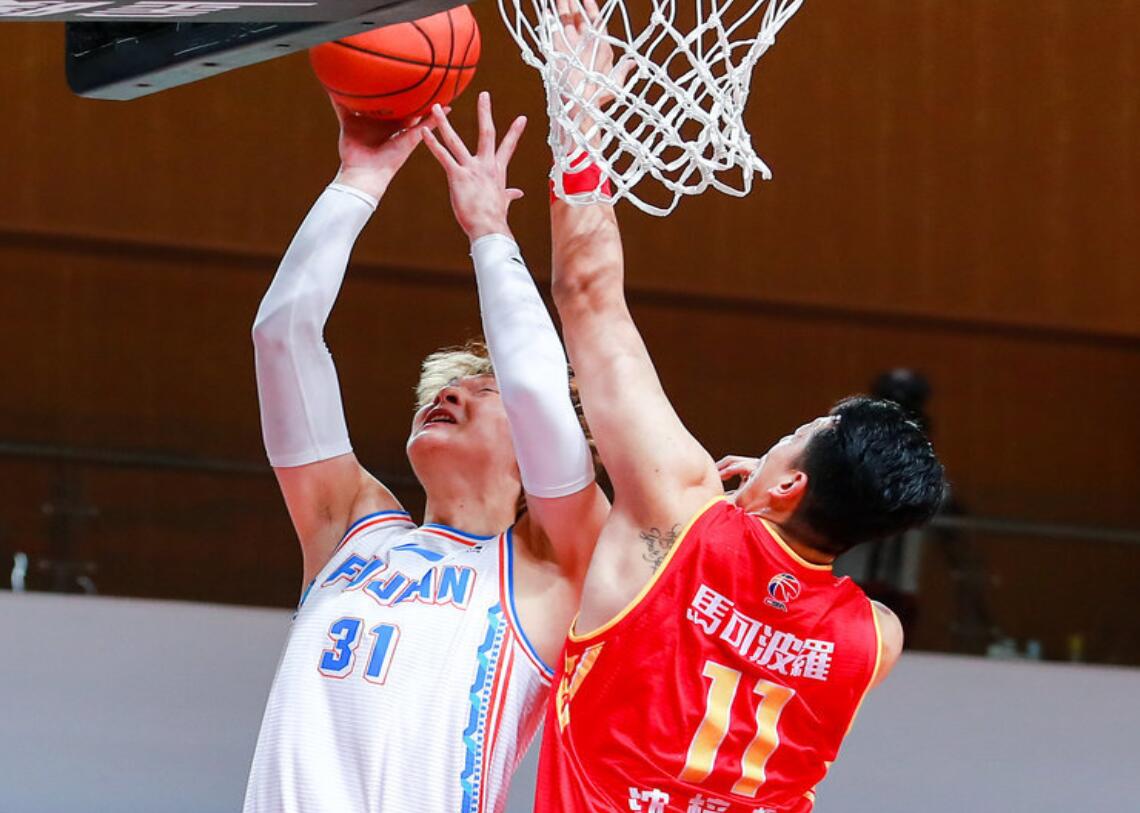 雄鹿轻取魔术，王哲林高光表现