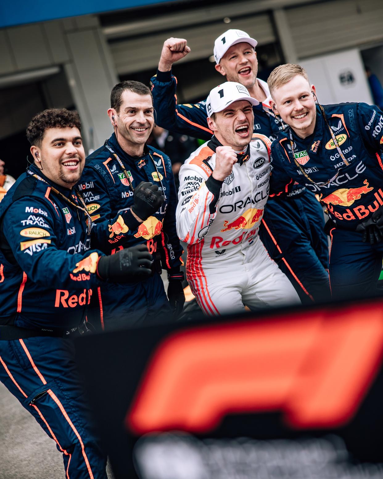 梅赛德斯横扫红牛二队,维斯塔潘关键制胜 梅赛德斯横扫红牛二队,维斯塔潘关键制胜