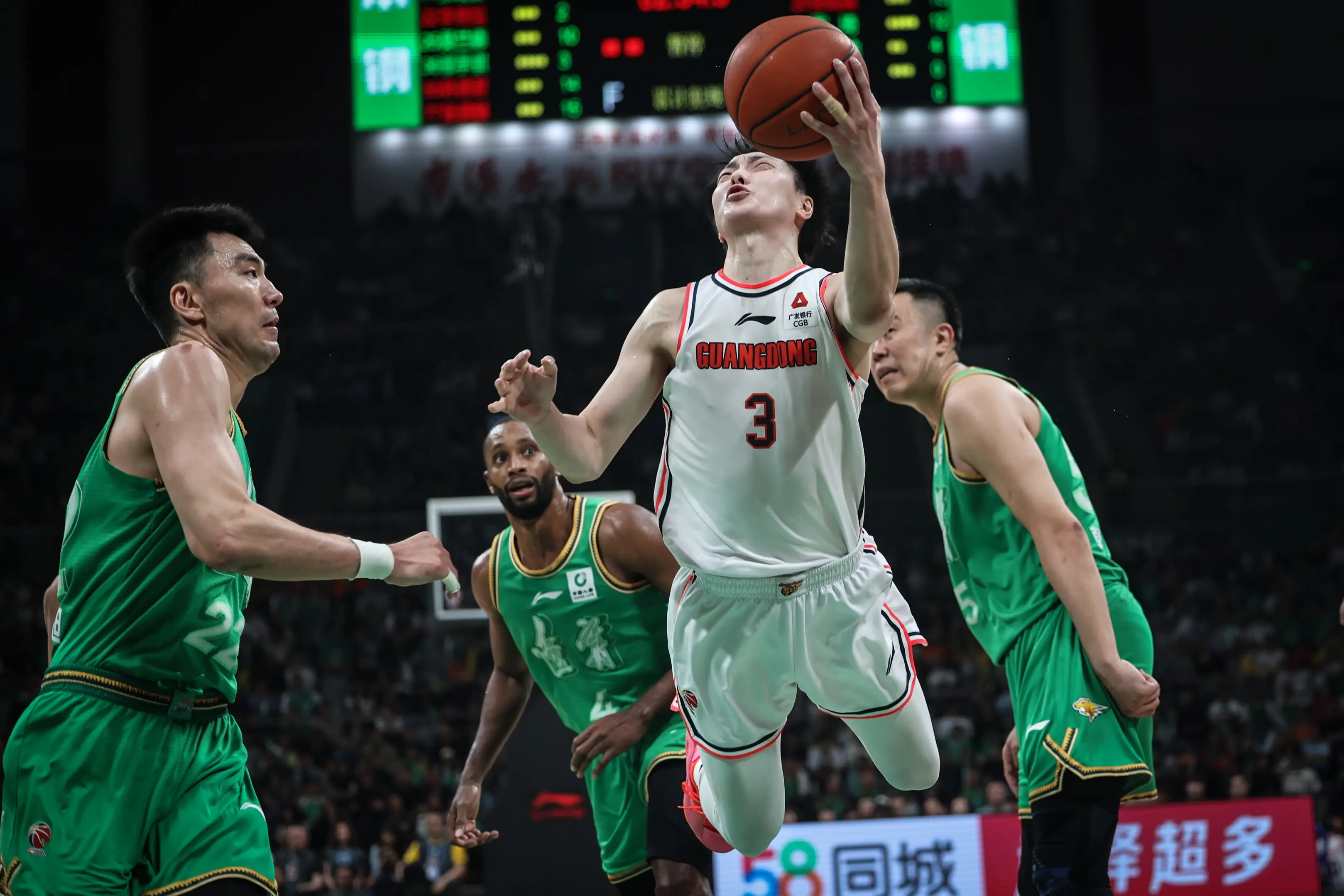 篮网鏖战辽宁队，东契奇带队取胜